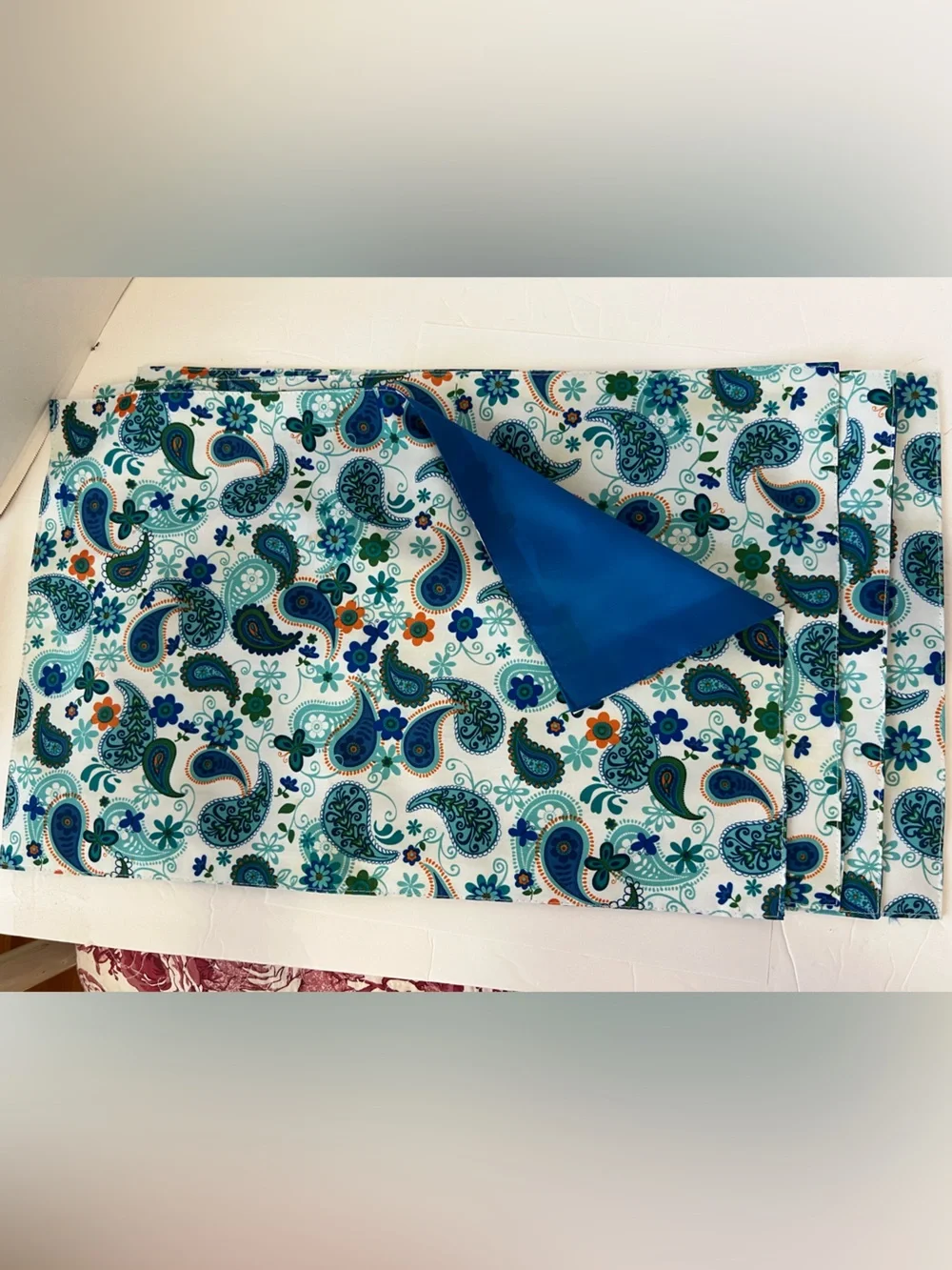 NWOT Placemat Set of 4 Blue and Turquoise on White w Royal blue Backing 17.5X12